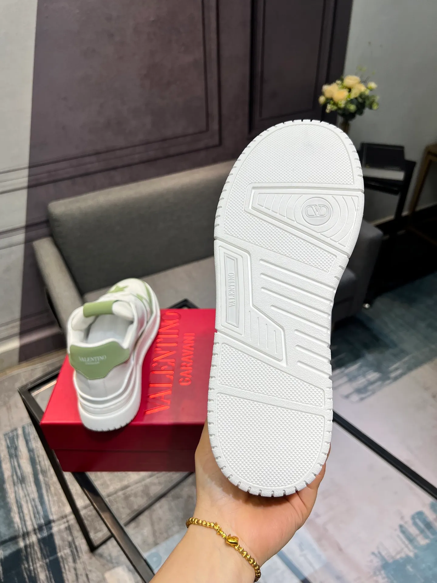 Men's Men's Shoes 💰660 Valentino 2023 early autumn new star shoes are now online! Wang Hedi and Ren Jialun have been worn by many celebrities. Who can refuse the same couple shoes as Wang Hedi! The design of Stars Stab My Heart is cool and spicy. The material of the shoes is cowhide, and every color is beautiful! Size 35-40, men’s size 39-44 (women’s 41, men’s 38, 45🉑️customized)